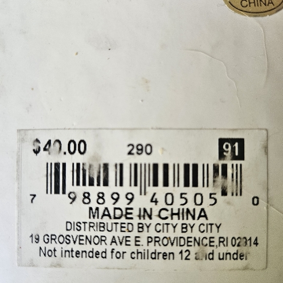 Mother of pearl necklace Gold toneLeaf and flower pendantsBox is damaged. How - Picture 3 of 3